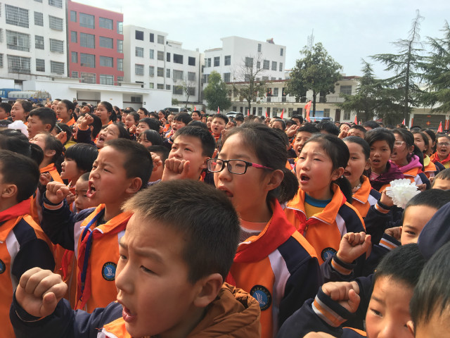缅怀革命先烈 传递星星之火 ——淅川县第三小学开展清明祭扫暨一年级少先队员入队仪式