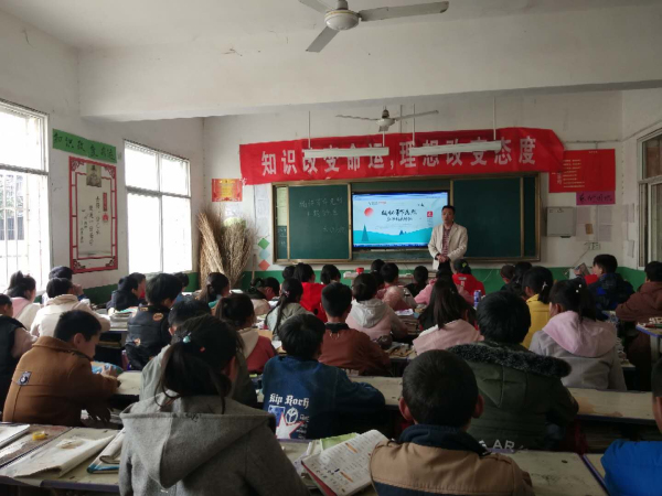 缅怀先烈 勤学报国 九重二中召开清明祭英烈主题班会