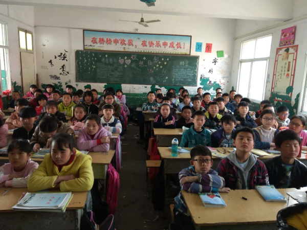 缅怀先烈 勤学报国 九重二中召开清明祭英烈主题班会