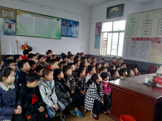 龙潭镇小张庄小学开展“祭清明念英烈传豪情”主题活动