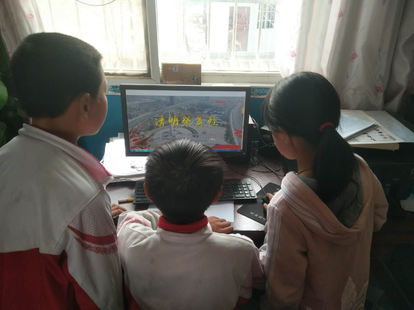 淅川县西簧乡卧龙岗小学：清明时节祭英烈 幸福生活功不没