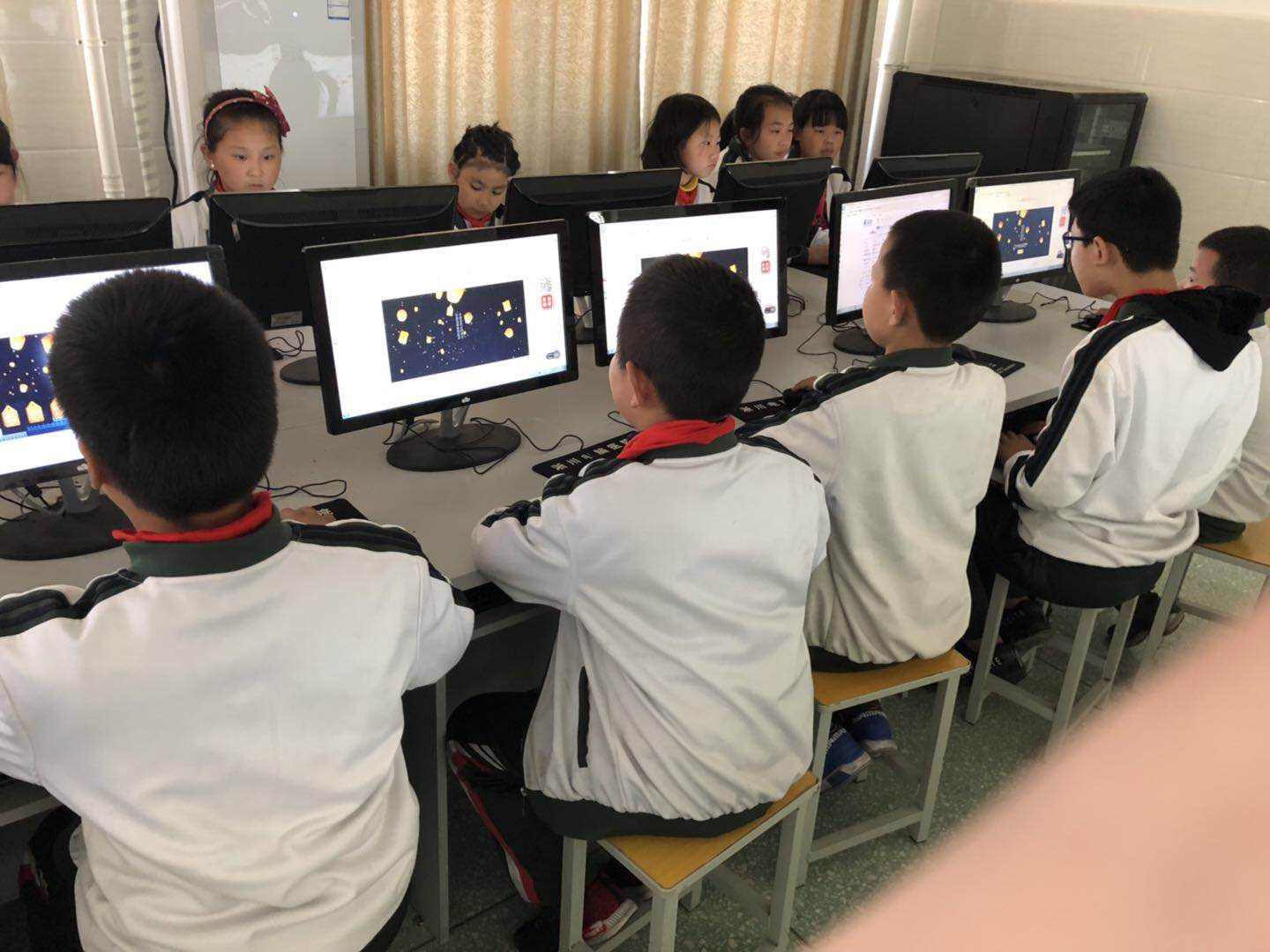 清明祭英烈 家国植胸怀