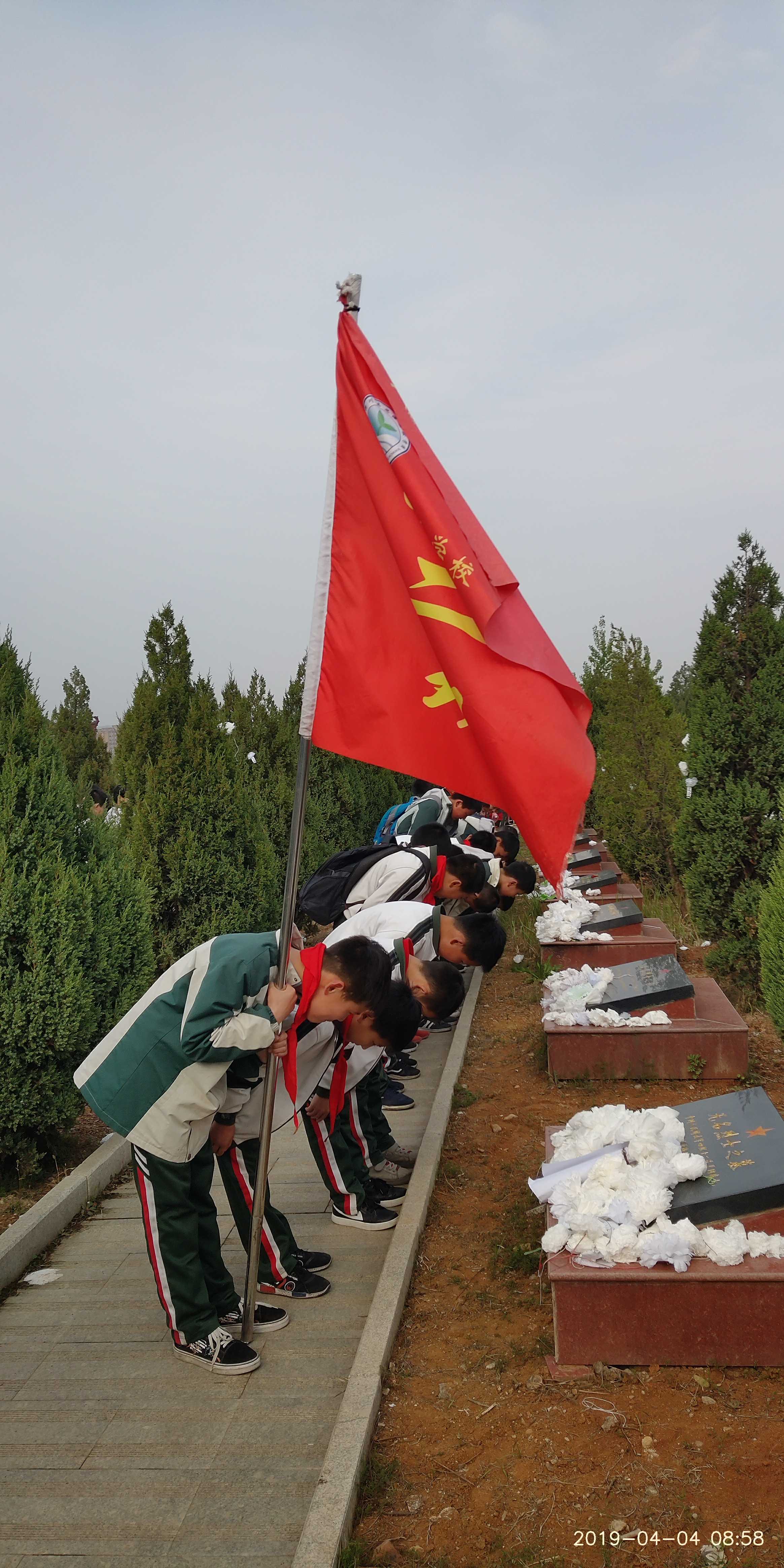 清明祭英烈 家国植胸怀