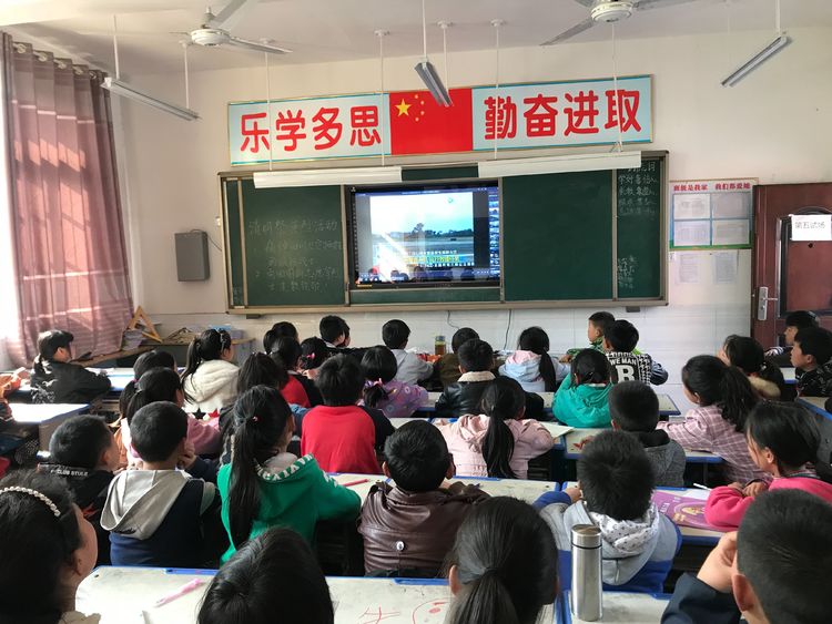 致敬英雄缅怀烈士 不忘初心刻苦学习 致敬英雄缅怀烈士 不忘初心刻苦学习