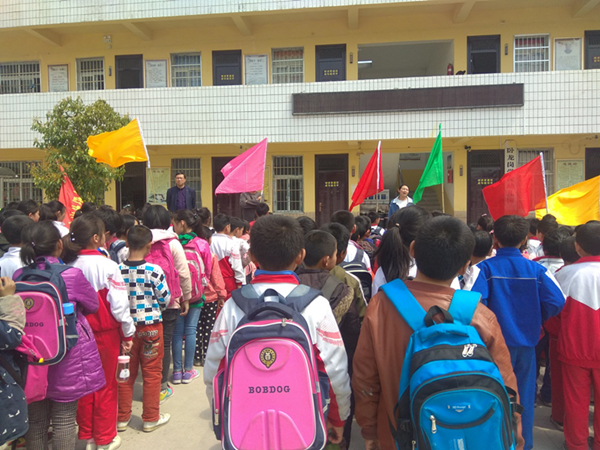 淅川县西簧乡卧龙岗小学：一花一木皆是景 踏青乐游展文明