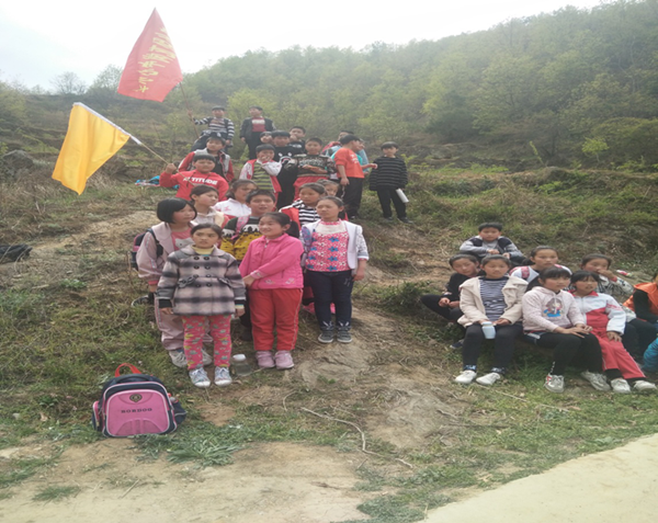 淅川县西簧乡卧龙岗小学：一花一木皆是景 踏青乐游展文明