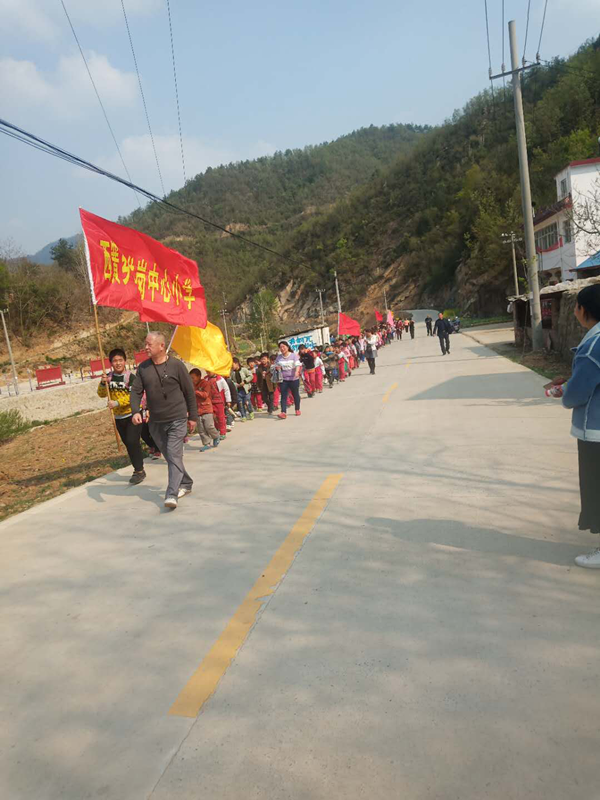 淅川县西簧乡卧龙岗小学：一花一木皆是景 踏青乐游展文明