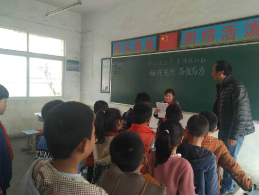 龙潭镇瓦房小学开展“缅怀先烈，奋发有为”主题活动