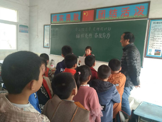 龙潭镇瓦房小学开展“缅怀先烈，奋发有为”主题活动