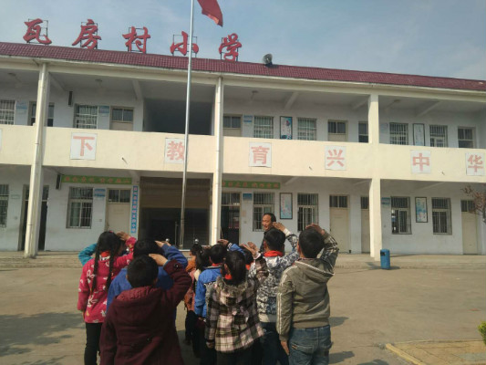 龙潭镇瓦房小学开展“缅怀先烈，奋发有为”主题活动
