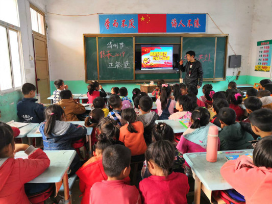 唐河县龙潭镇赵河小学开展“缅怀先烈传承美德弘扬正能量”清明主题教育活动