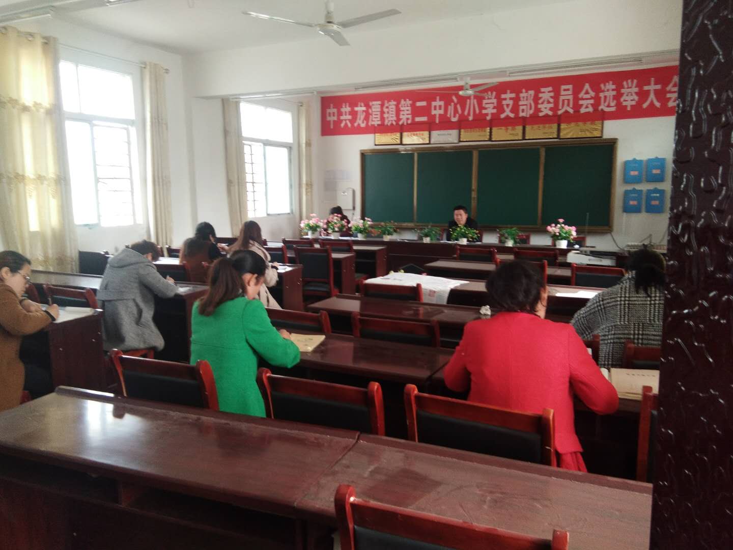 龙潭镇二小召开六年级对抗赛质量分析会