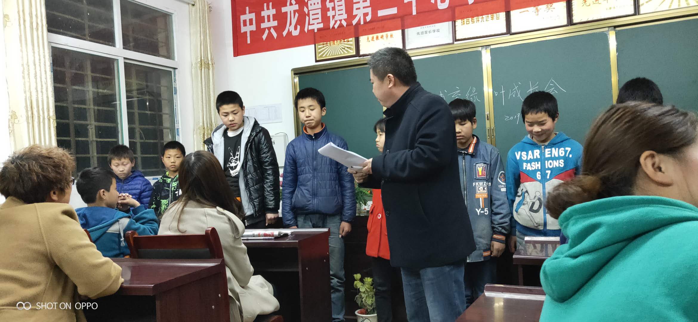 龙潭二小举行第三次哺育绿叶成长会