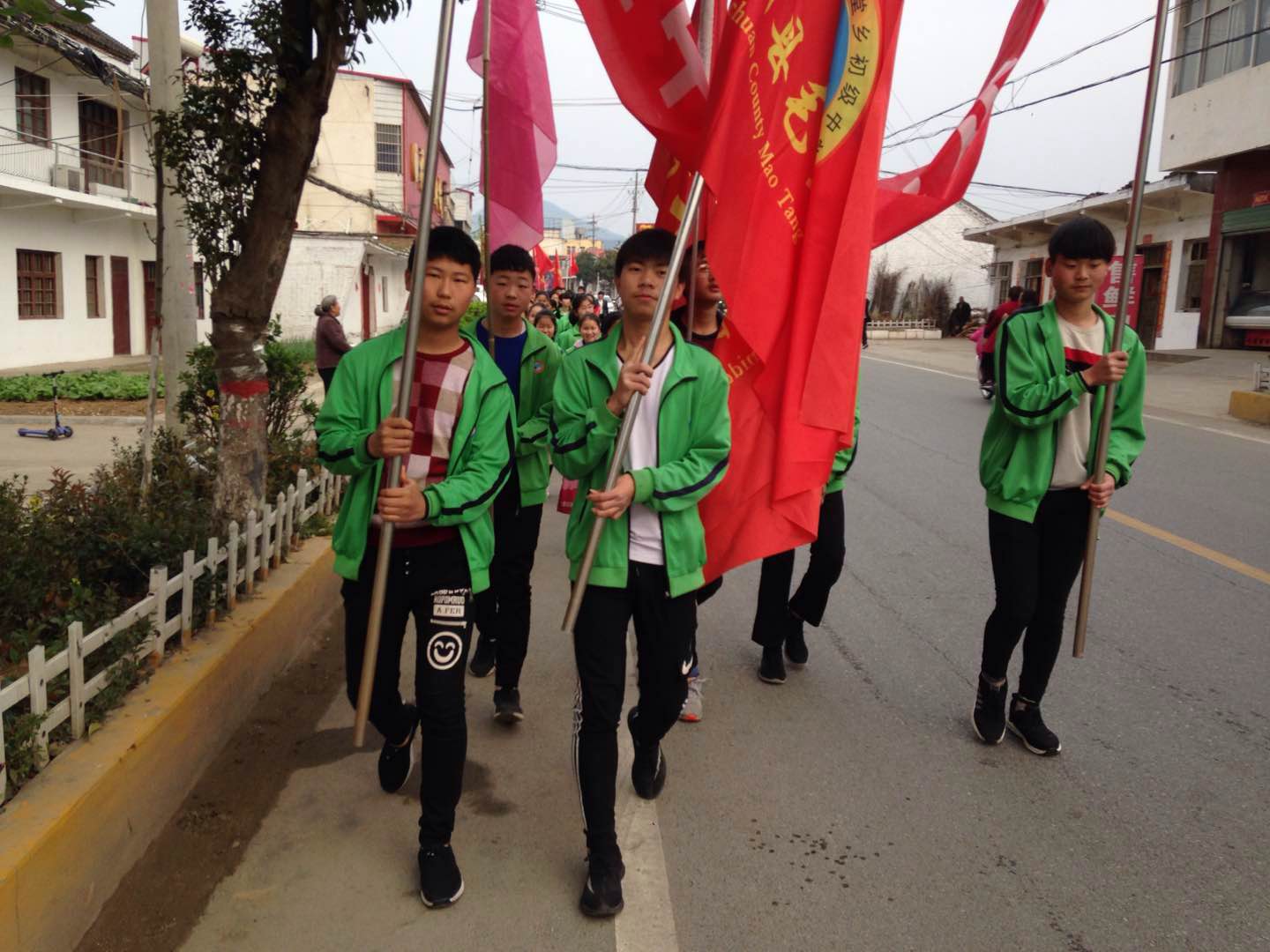 拥抱自然 放飞梦想——毛堂乡初级中学举行远足踏青活动