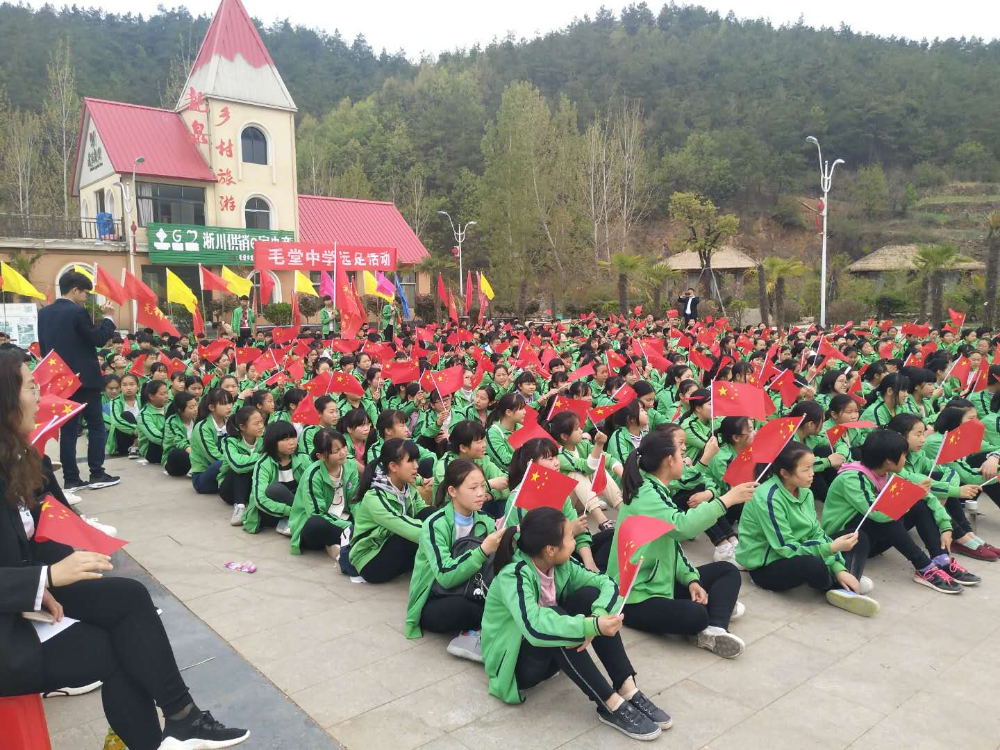 拥抱自然 放飞梦想——毛堂乡初级中学举行远足踏青活动