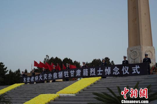 图为甘肃兰州华林山烈士陵园举行悼念仪式. 崔琳 摄