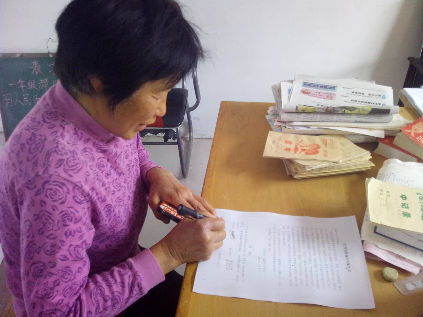 唐河县东王集乡王庄学校向家长发放《防溺水告家长书》、《交通、食品安全教育告知书》