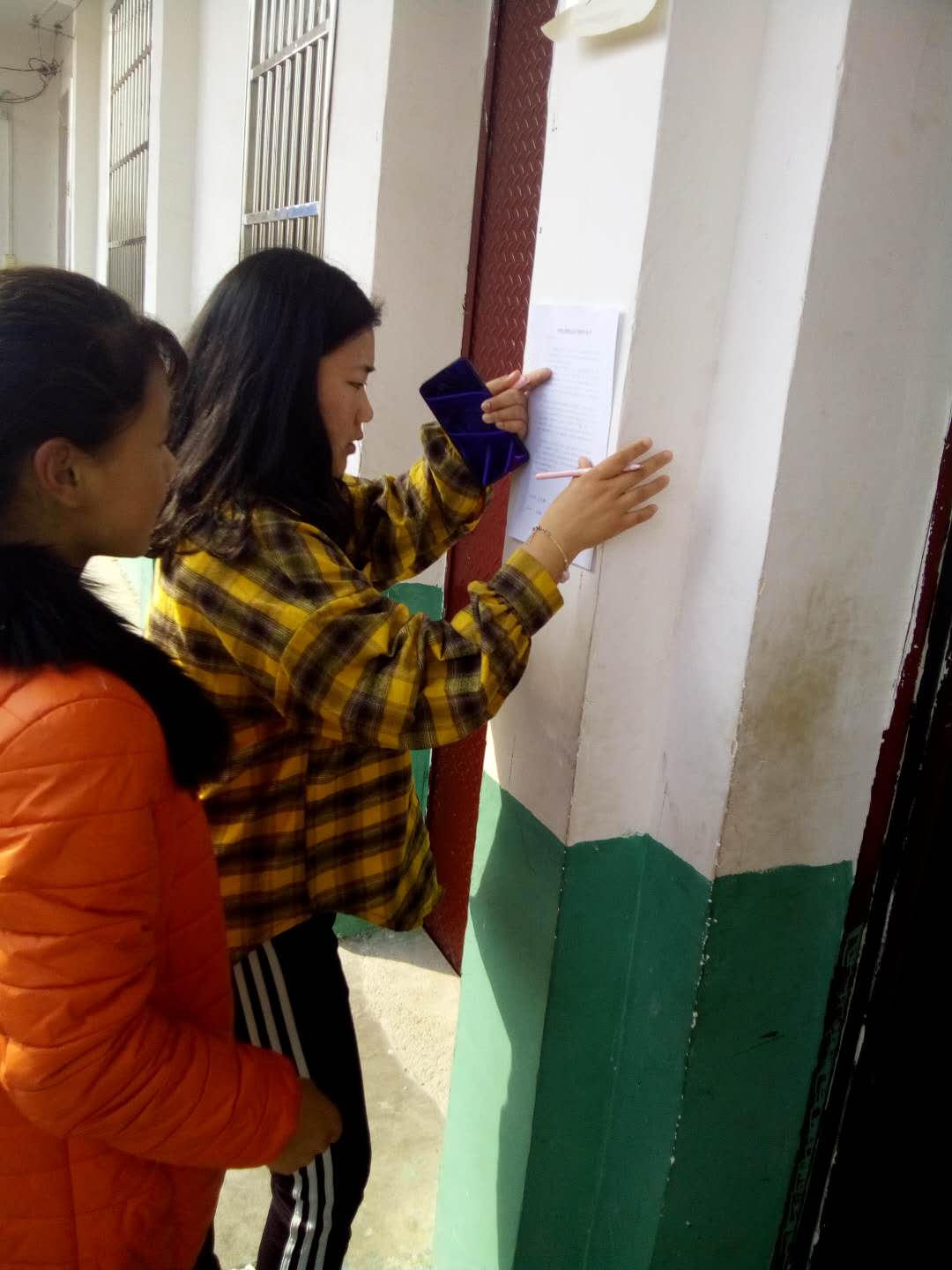 唐河县东王集乡王庄学校向家长发放《防溺水告家长书》、《交通、食品安全教育告知书》