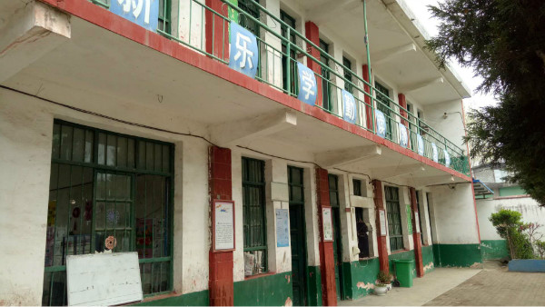 龙潭镇李油坊小学粉刷教学楼提升育人环境